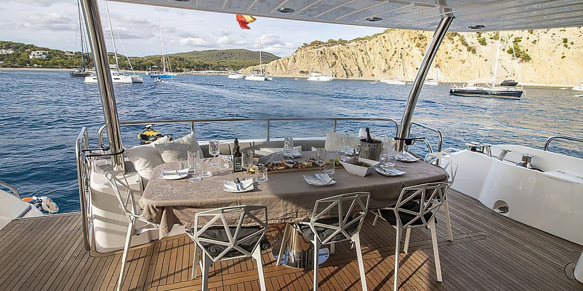 Продается моторная яхта Sunseeker 86 - стол на корме